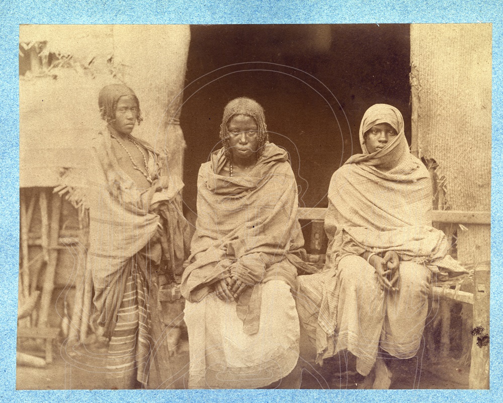 3 jeunes filles assises