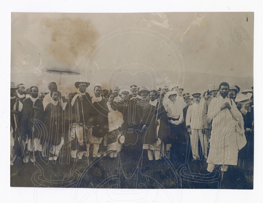 Menelik II Empereur d'Ethiopie, Négus Recevant le Corps officiel à Addis-Abeba.