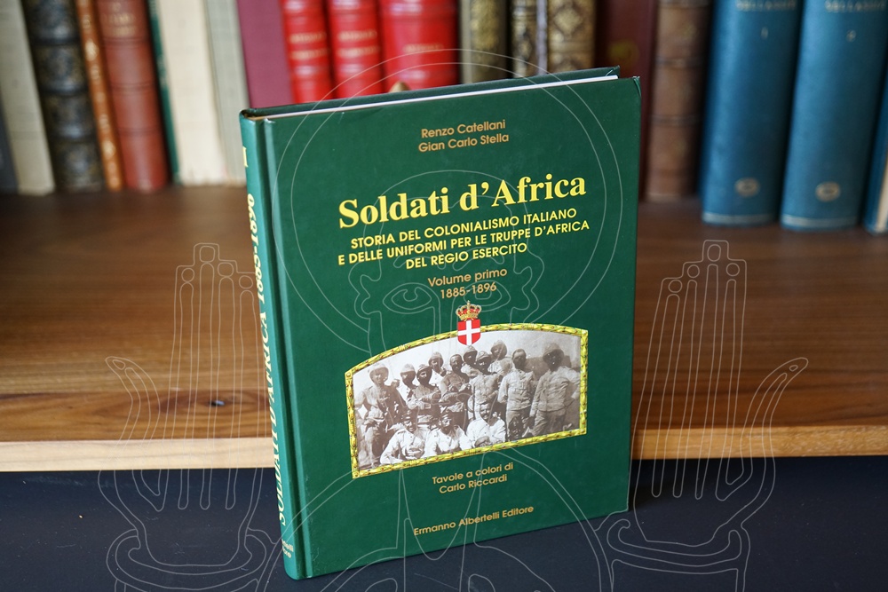 Soldati d'Africa. Storia del colonialismo italiano e delle uniformi per le truppe d'Africa del regio esercito, volume primo 1885-1896.